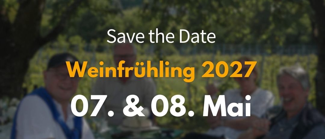 Vier Personen sitzen unter einem Baum mit einem Banner, das Save the Date Weinfruhling 2027 07. & 08. Mai. Der Mann links trägt ein weißes Hemd.
