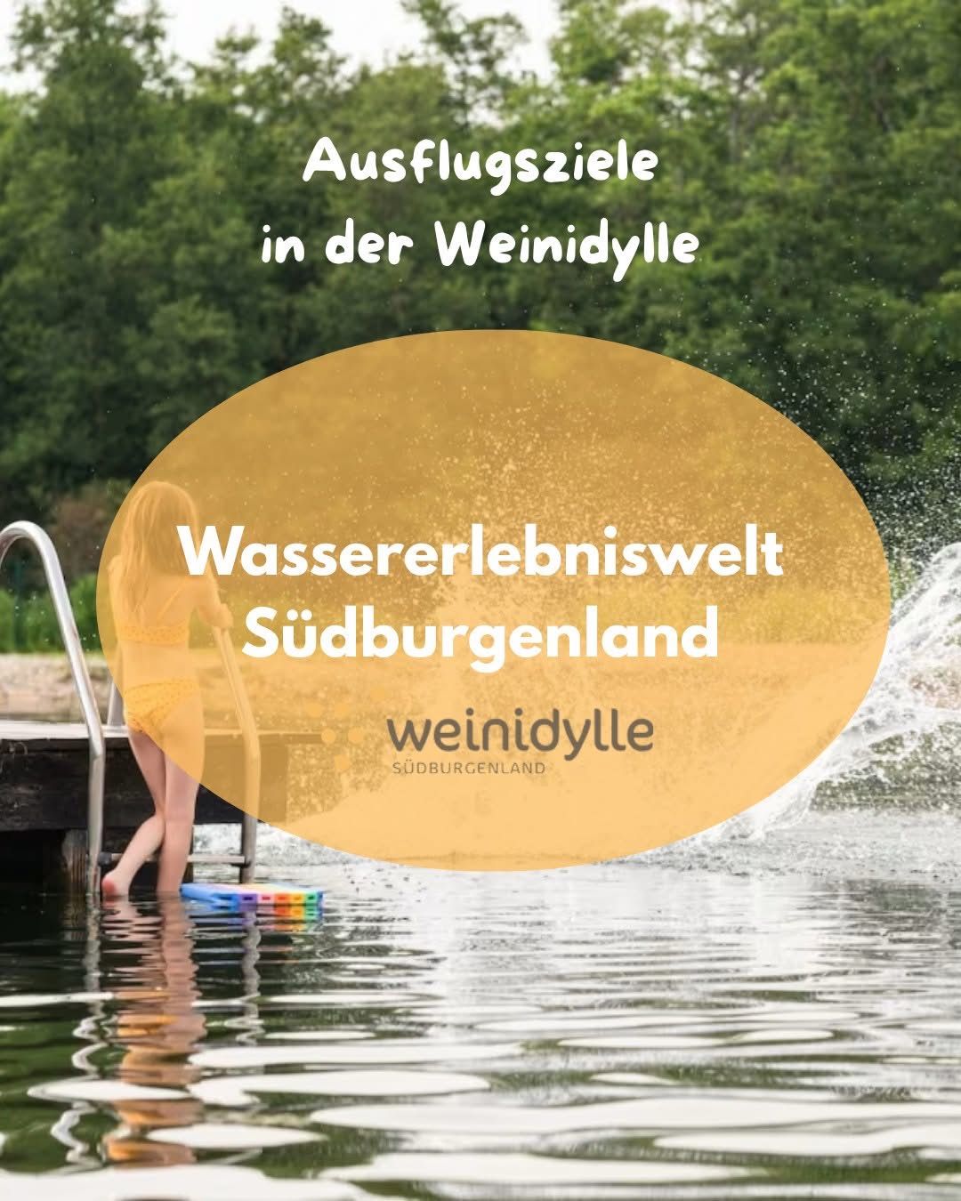 Ein Mädchen steht im Wasser eines Sees und hält eine Schwimmhilfe. Wasserspritzer sind in der Luft. Das Bild hat einen gelben Rand mit Text.