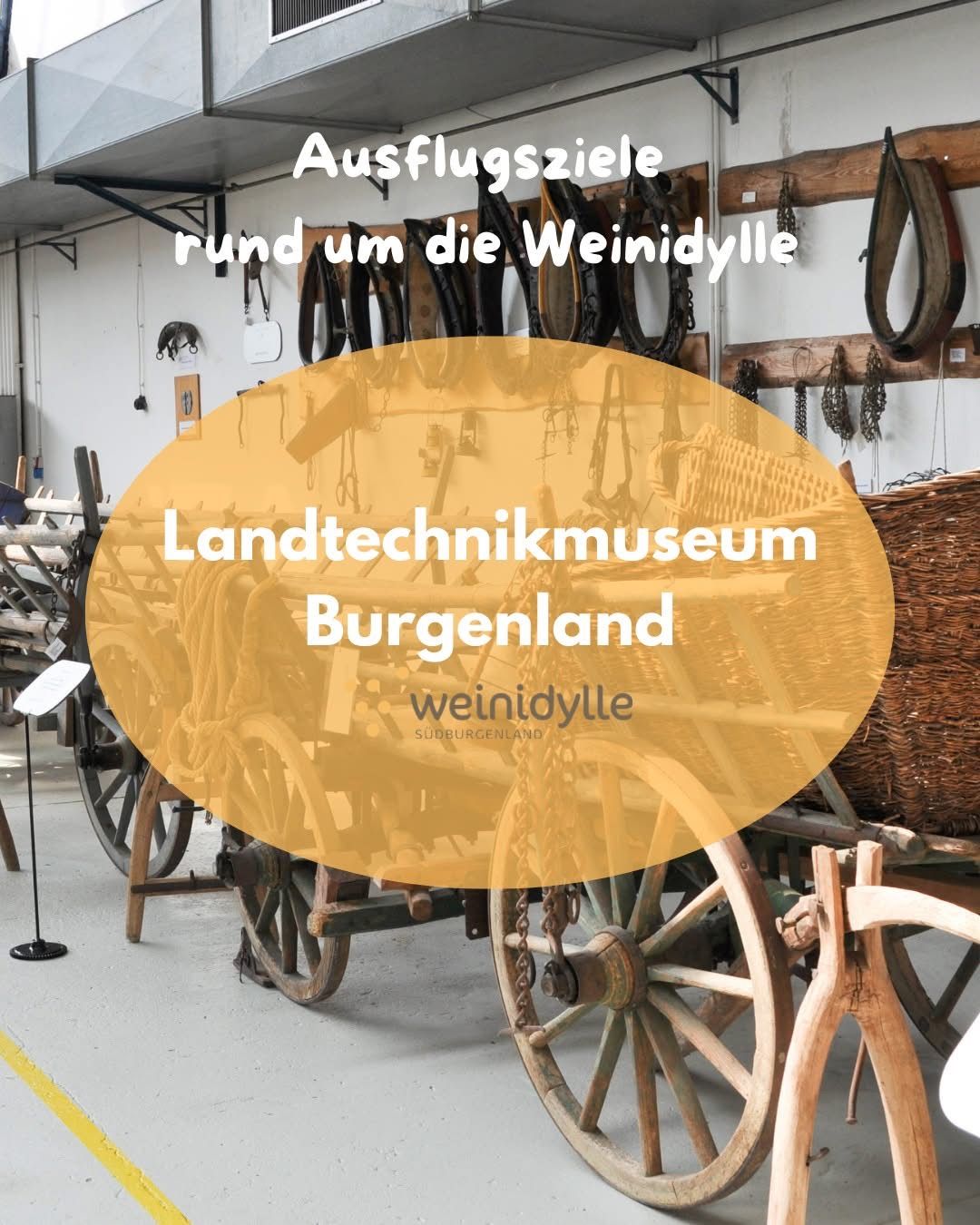 Ausflugsziele rund um die Weinidylle Landtechnik Museum in Burgenland. Alte Kutschen und Werkzeuge in einem Museum ausgestellt.