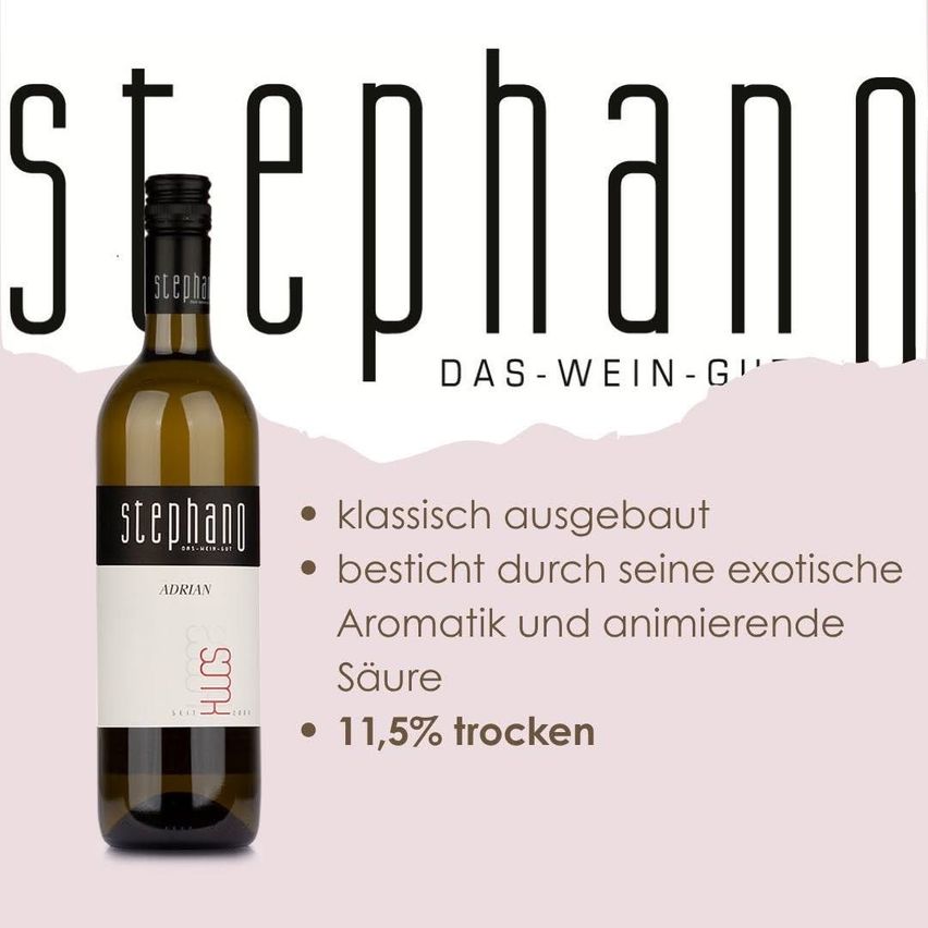 Eine Flasche Stephano Wein, elegant auf einem rosa Hintergrund präsentiert, mit einem Etikett, das seine klassische Struktur, exotische Aromatik und belebende Säure sowie den Alkoholgehalt von 11,5% vol. beschreibt.