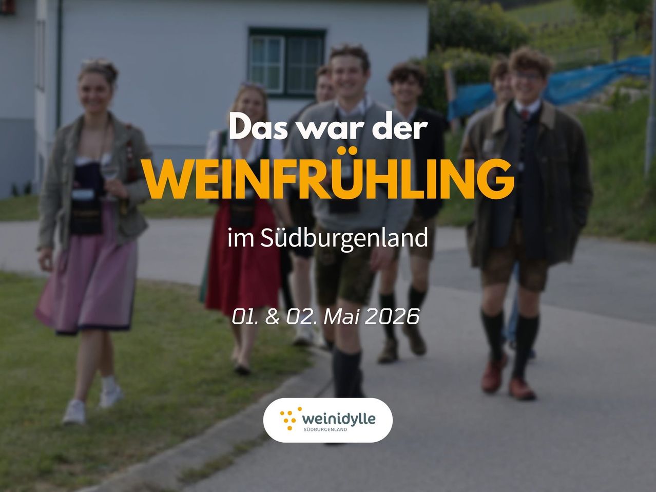 Eine Gruppe von Schülern in traditioneller deutscher Kleidung geht vor einem Haus. Der Text 'Weinfrühling im Südburgenland' und die Daten '01. & 02. Mai 2026' sind zu sehen. Unten ist ein Logo sichtbar.