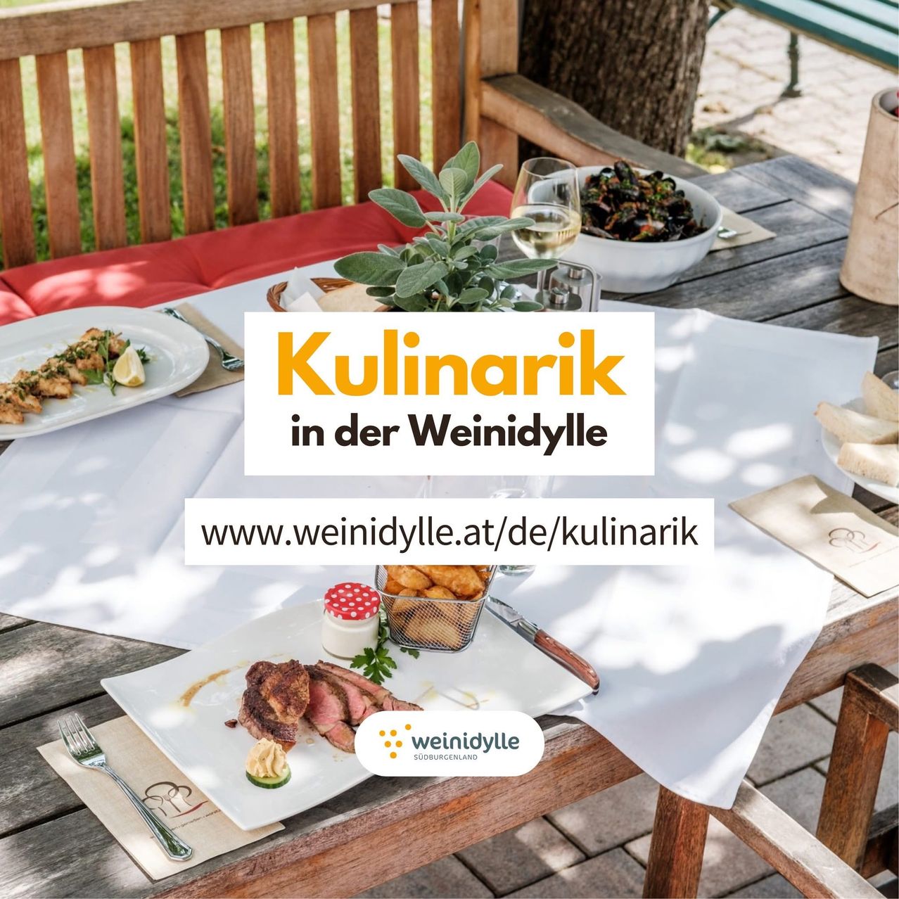 Ein Tisch für eine Mahlzeit mit verschiedenen Gerichten, einem Weinglas und einer Pflanze. Das Bild zeigt den Text 'Kulinarik in der Weinidylle' und eine Website-Adresse.