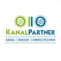 Das Bild zeigt das Logo von 'KanalPartner', einem Unternehmen, das sich auf Kanal-, Wasser- und Umwelttechnik konzentriert. Das Logo zeigt blaue und grüne Wellen, wobei der Text in einem kreisförmigen Muster angeordnet ist. Unten im Bild sind die Dienstleistungen des Unternehmens in drei Bereichen aufgeführt: Kanal, Wasser und Umwelttechnik.