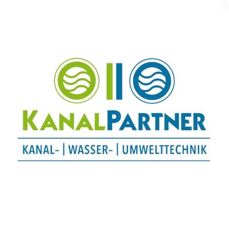 Das Bild zeigt das Logo von 'KanalPartner', einem Unternehmen, das sich auf Kanal-, Wasser- und Umwelttechnik konzentriert. Das Logo zeigt blaue und grüne Wellen, wobei der Text in einem kreisförmigen Muster angeordnet ist. Unten im Bild sind die Dienstleistungen des Unternehmens in drei Bereichen aufgeführt: Kanal, Wasser und Umwelttechnik.