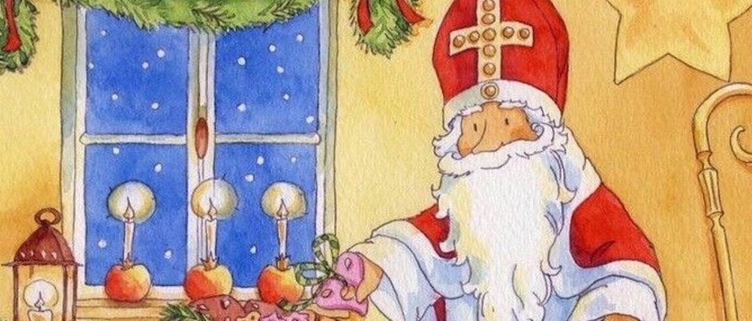 Illustration von St. Nikolaus mit einem Sack voller Geschenke, der sich auf ein Fest mit Kerzen und Äpfeln auf der Fensterbank vorbereitet. Das Bild zeigt auch eine Trompete und ein rotes Herz auf dem Regal. Der Text kündigt eine Feier zum St. Nikolaus Tag am Samstag, 6. Dezember, mit einer Messe um 18 Uhr an.