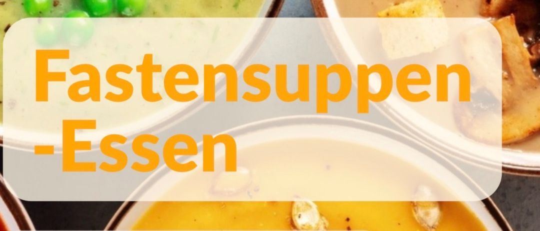 Drei Suppenschüsseln auf einem Tisch, eine mit Erbsen, eine mit Croutons und eine cremige. Der Text lautet 'Fastensuppe - Essen' und 'AM SO. 8. MÄRZ 2025 NACH DER MESSE AB 11 UHR IM PFARRHEUM'.