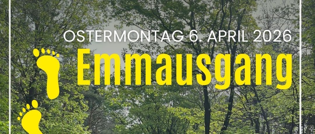 Am Ostersonntag, 6. April 2026, wandert eine Gruppe von Menschen im Wald. Der Text sagt Emmausgang. Der Start ist um 10 Uhr im Waldcafe. Eine Messe ist um 8:30 Uhr in der Kirche.