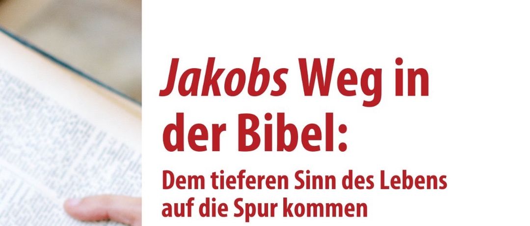 Hand hält ein offenes Buch mit dem Titel 'Jakobs Weg in der Bibel'. Der Text beschreibt das Finden tieferer Lebensbedeutung durch Jakobs Reise vom Betrüger zum weisen Mann. Fotonachweis unten.