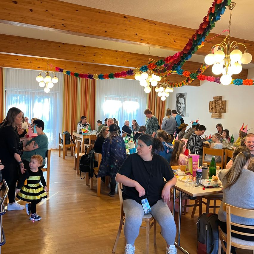 Bild enthält, People, Person, Adult, Female, Woman, Indoors, Restaurant, Cafeteria, Building, Man