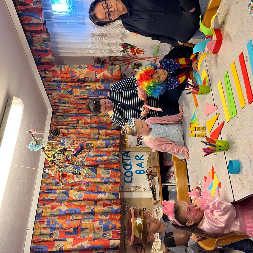 Bild enthält, Person, Indoors, Interior Design, Face, Head, Floor