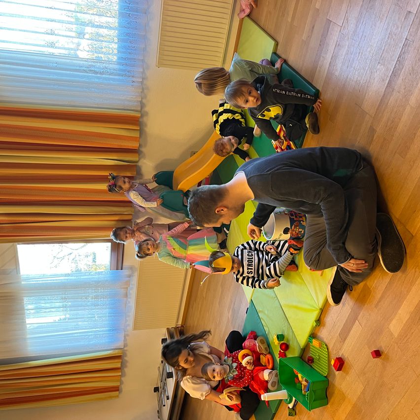 Bild enthält, Floor, Flooring, Wood, Hardwood, Interior Design, Kindergarten, Plywood, Couch, Person, Living Room