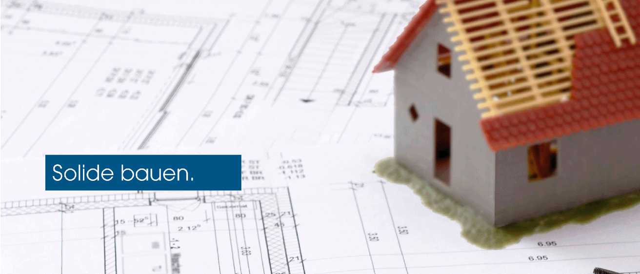 Ein Hausmodell auf einer Bauzeichnung mit dem Wort 'bauen' in Blau unten links geschrieben.