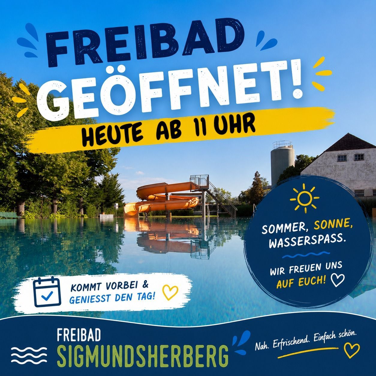 Eine Werbung für Freibad Sigmundsherberg, ein öffentliches Schwimmbad, öffnet um 11 Uhr. Der Pool ist von Bäumen umgeben und hat eine Wasserrutsche. Der Himmel ist blau mit einer strahlend hellen Sonne.