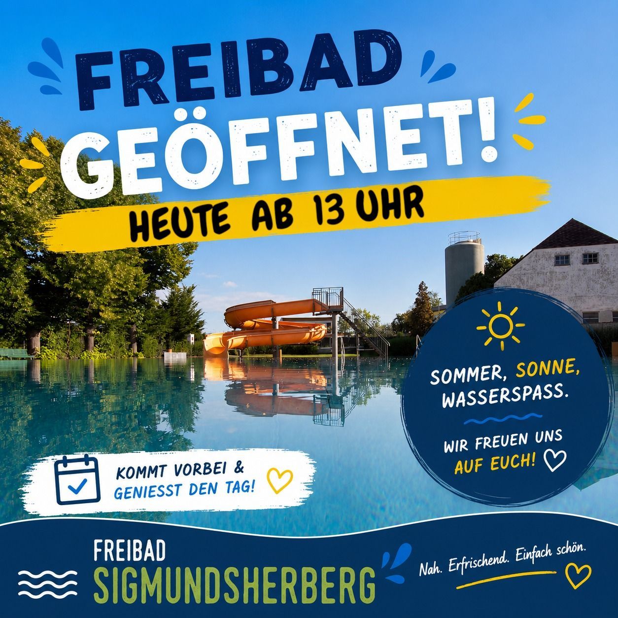 Eine Werbung für Freibad Sigmundsherberg, ein Schwimmbad mit Wasserrutsche und einem Haus im Hintergrund. Der Text lautet 'Freibad geöffnet! Heute ab 13 Uhr' und 'Sommer, Sonne, Wasserspass.' Es ermutigt die Menschen, zu kommen und den Tag zu genießen.