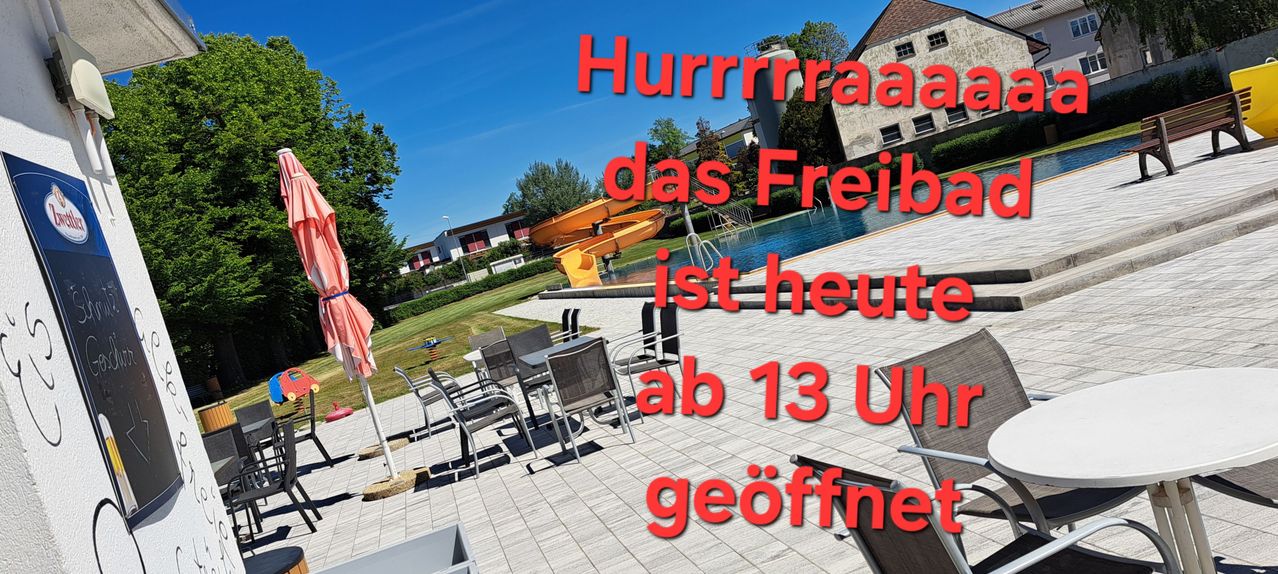 Ein deutscher Text, der ein Bild von einem Pool und einer Wasserrutsche überlagert, der Text lautet, Hurrraa das Freib ist heut ab 13 Uh geoffne.