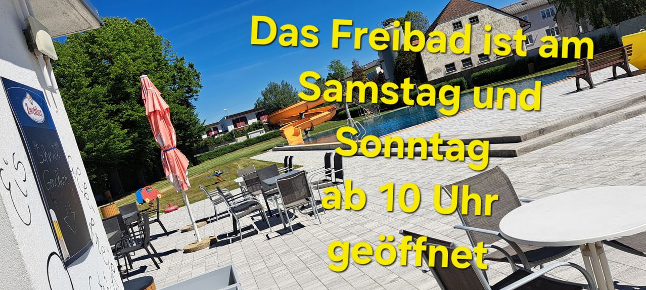 Außenpoolbereich mit Stühlen und Tischen. Im Hintergrund befinden sich ein Wasserrutsche und ein Gebäude. Der Text lautet 'Freibad Samstag Sonntag ab 10 Uhr geöffnet'. Es ist von Samstag bis Sonntag ab 10 Uhr geöffnet.