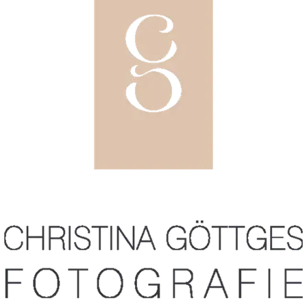 Das Bild zeigt einen beigefarbenen Hintergrund mit einem Logo aus zwei ineinandergreifenden Kreisen in der Mitte. Darunter steht in großen, fetten Buchstaben 'CHRISTINA GOTTGES FOTOGRAFIE'. Das Design ist schlicht und modern.