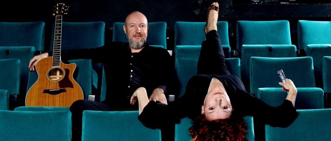 Bild enthält, Finger, Person, Concert, Adult, Male, Man, Guitar, People, Face, Theater