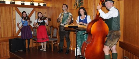 Bild enthält, Plywood, Wood, Violin, Person, Adult, Male, Man, Shoe, Hat, Cello
