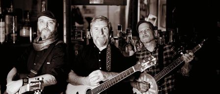 Bild enthält, Guitar, Musical Instrument, Adult, Male, Man, Person, Guitarist, Performer, Face, Group Performance