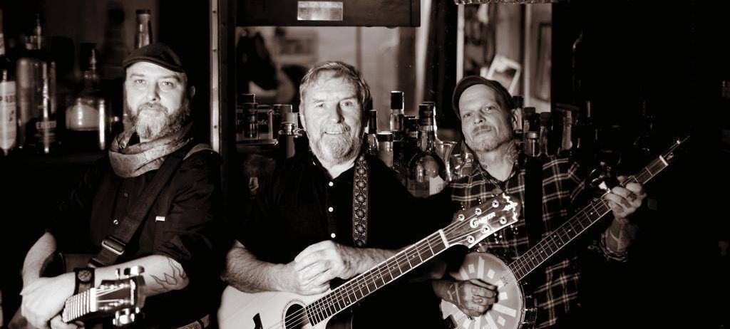 Bild enthält, Guitar, Musical Instrument, Adult, Male, Man, Person, Guitarist, Performer, Face, Group Performance