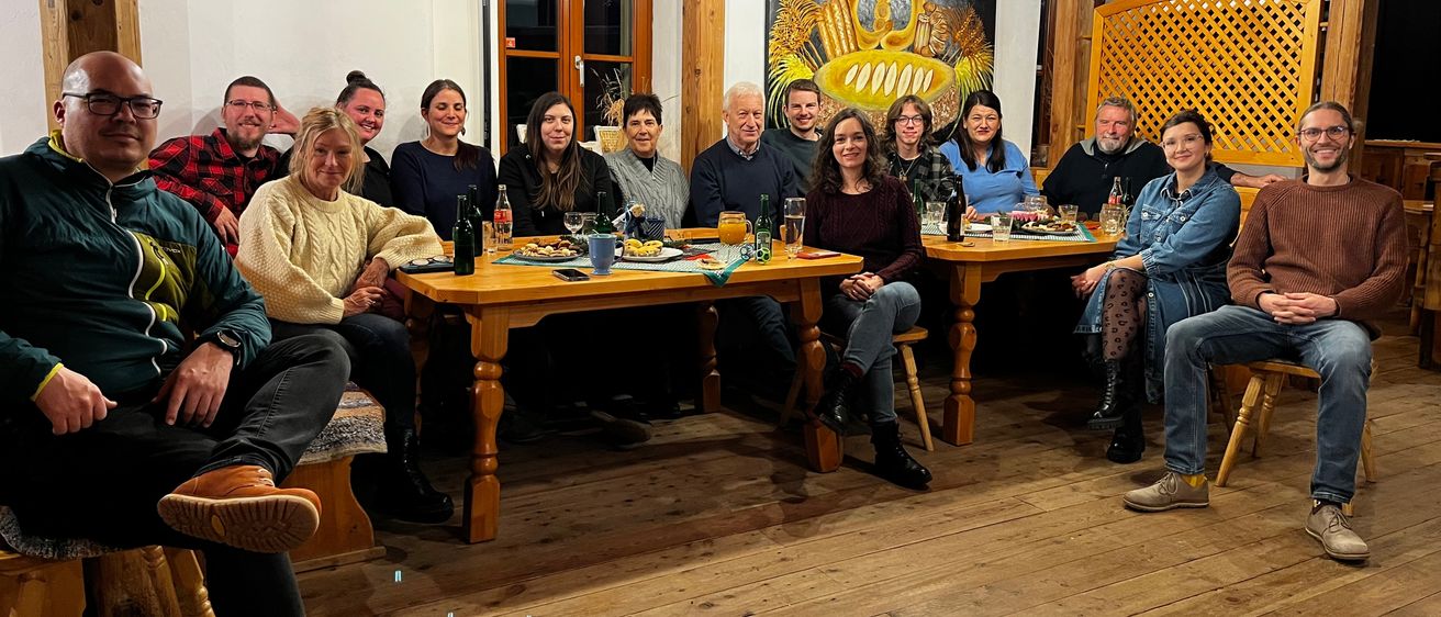 Bild enthält, People, Person, Wood, Adult, Male, Man, Shoe, Face, Crowd, Jeans