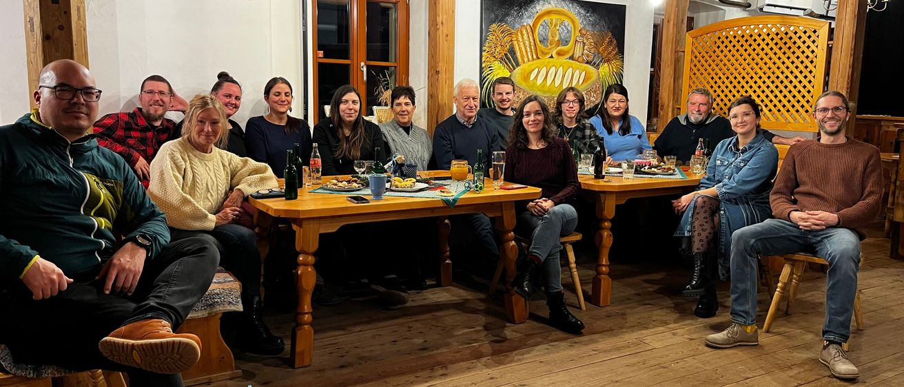 Bild enthält, People, Person, Wood, Adult, Male, Man, Shoe, Face, Crowd, Jeans