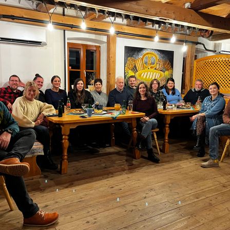 Bild enthält, People, Person, Wood, Adult, Male, Man, Shoe, Face, Crowd, Jeans