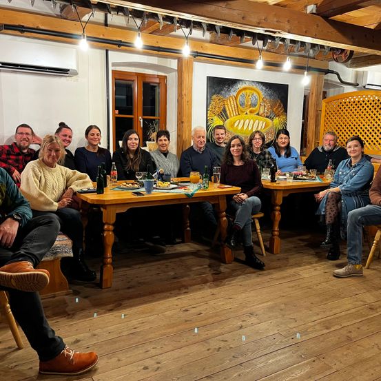 Bild enthält, People, Person, Wood, Adult, Male, Man, Shoe, Face, Crowd, Jeans