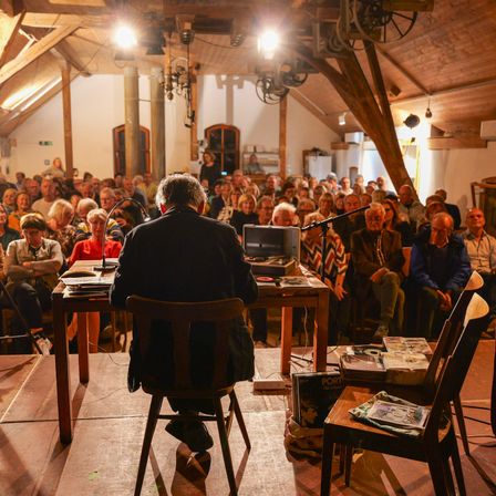 Bild enthält, People, Person, Urban, Concert, Crowd, Adult, Male, Man, Lighting, Cafeteria