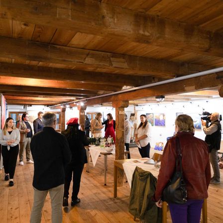 Bild enthält, Wood, Adult, Male, Man, Person, Plywood, Shoe, Glasses, Hardwood, Coat