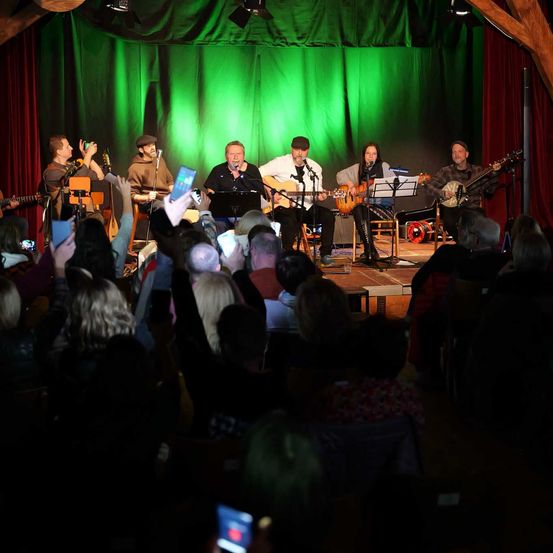 Bild enthält, Concert, Crowd, Person, Group Performance, Music Band, Urban, Adult, Male, Man, Stage