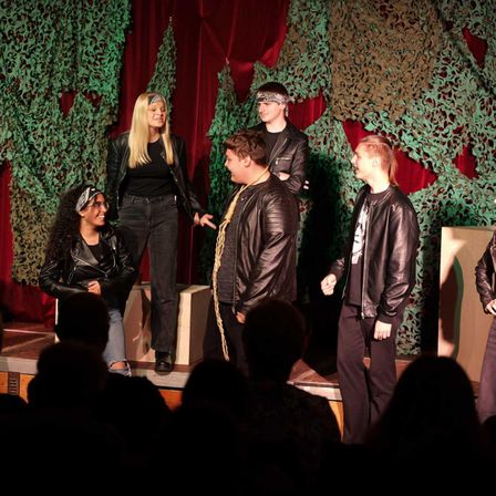 Bild enthält, Coat, Jacket, Stage, Adult, Female, Person, Woman, Male, Man, Group Performance