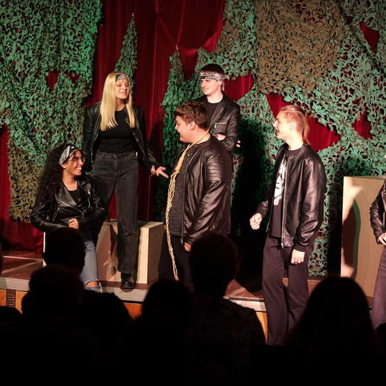 Bild enthält, Coat, Jacket, Stage, Adult, Female, Person, Woman, Male, Man, Group Performance