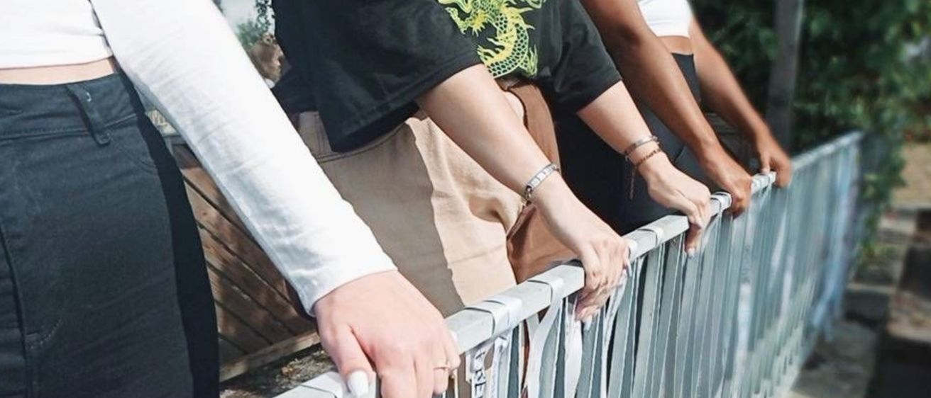 Bild enthält, Body Part, Hand, Person, Outdoors, Fence, Nature