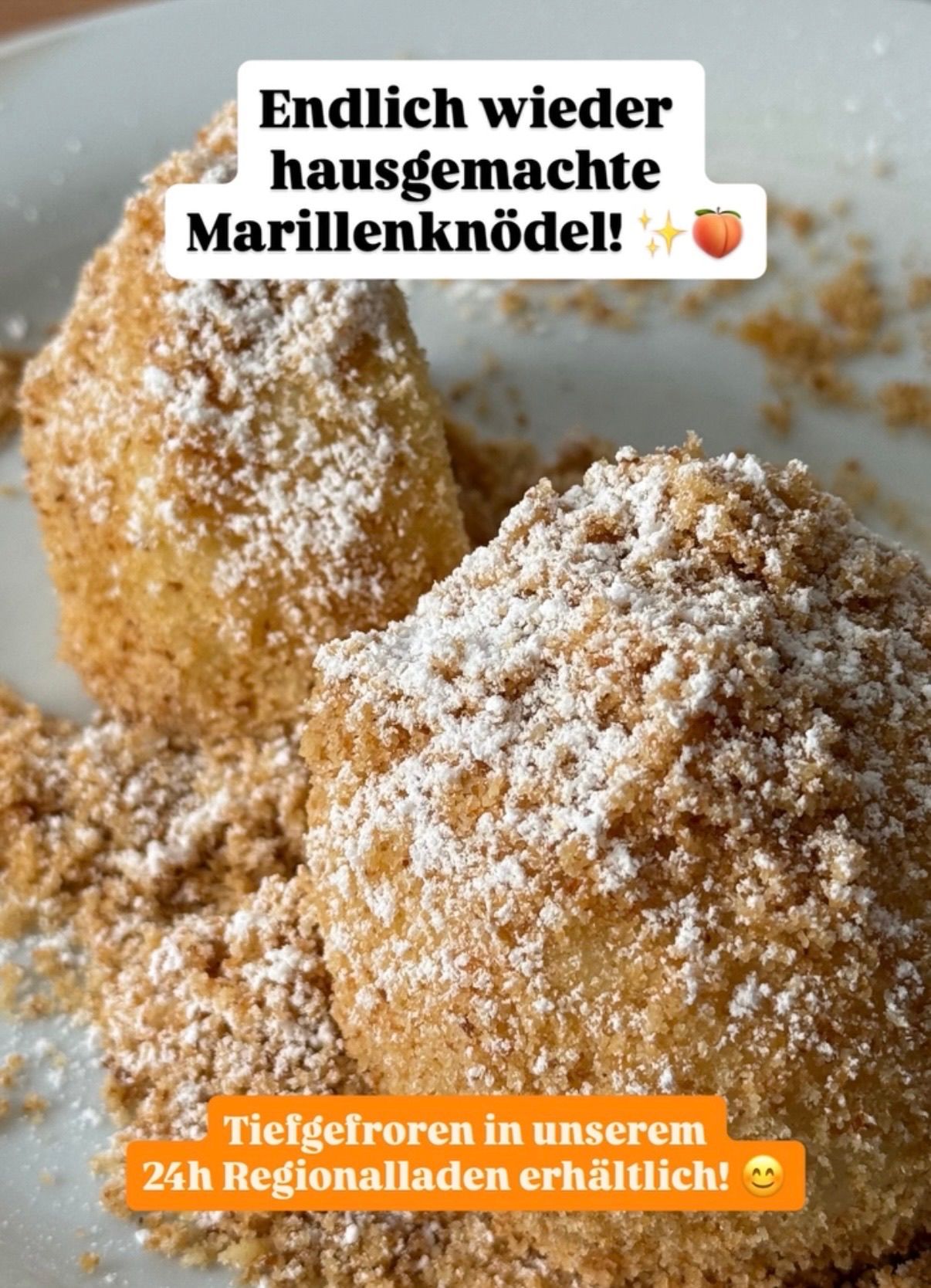 Close-up of homemade marillenknödel dusted with powdered sugar, with a peach icon and text overlay reading 'Hausgemachte Marillenknödel!'.