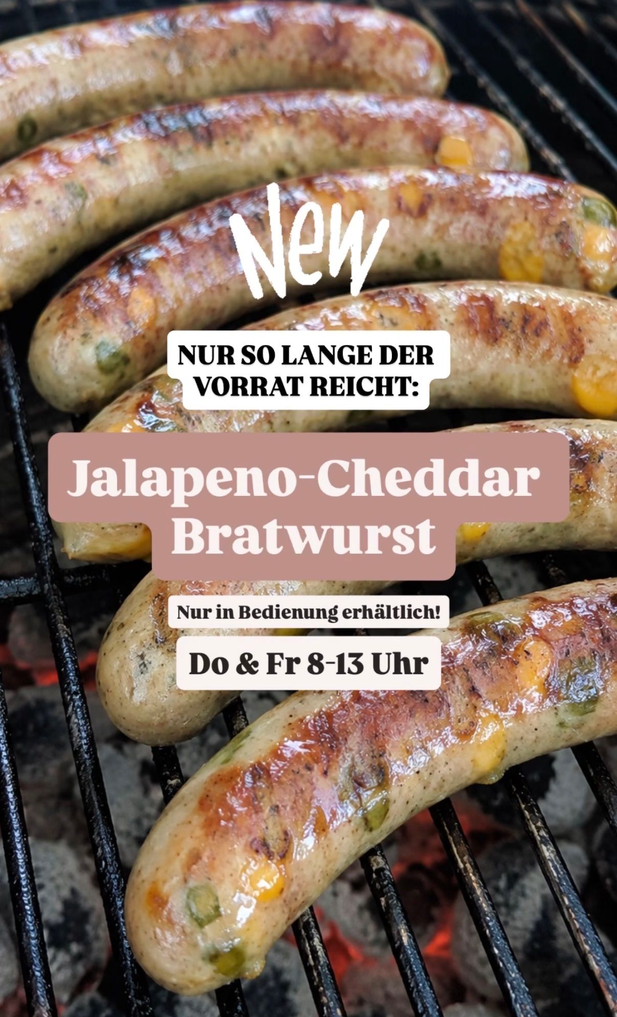 Ein Grill mit mehreren Würstchen, die mit 'New' und 'Jalapeno-Cheddar Bratwurst' beschriftet sind. Die Würstchen sind goldbraun und haben eine knusprige Textur. Das Bild enthält auch einen Textüberlagerung mit den Öffnungszeiten.