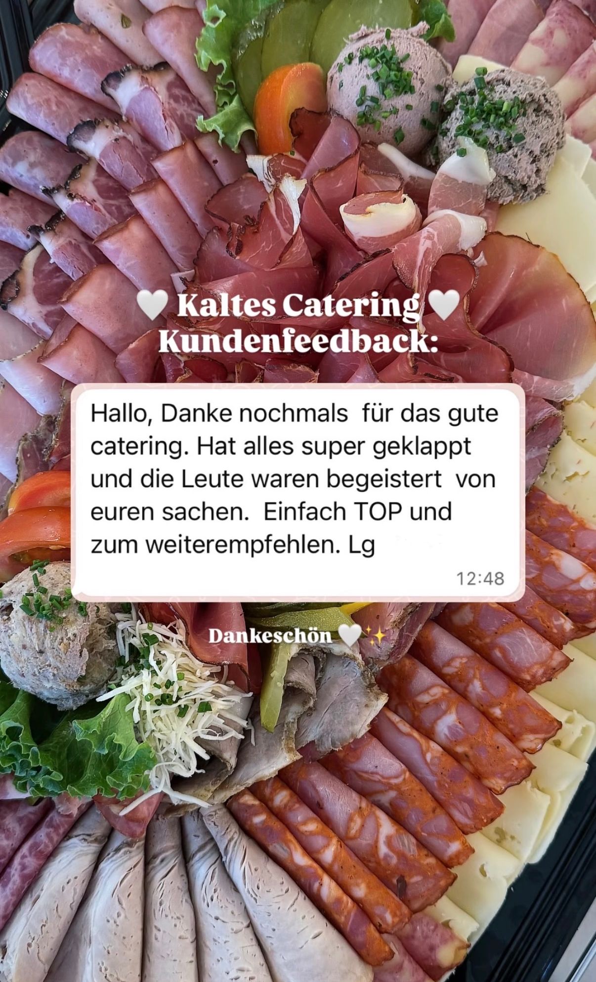 Ein Essensplatten mit verschiedenen Fleischsorten, Käse und Gemüse. Ein weißer Textkasten mit 'Kaltes Catering Kundenfeedback' und einer Dankesnachricht. Zeitstempel unten rechts.