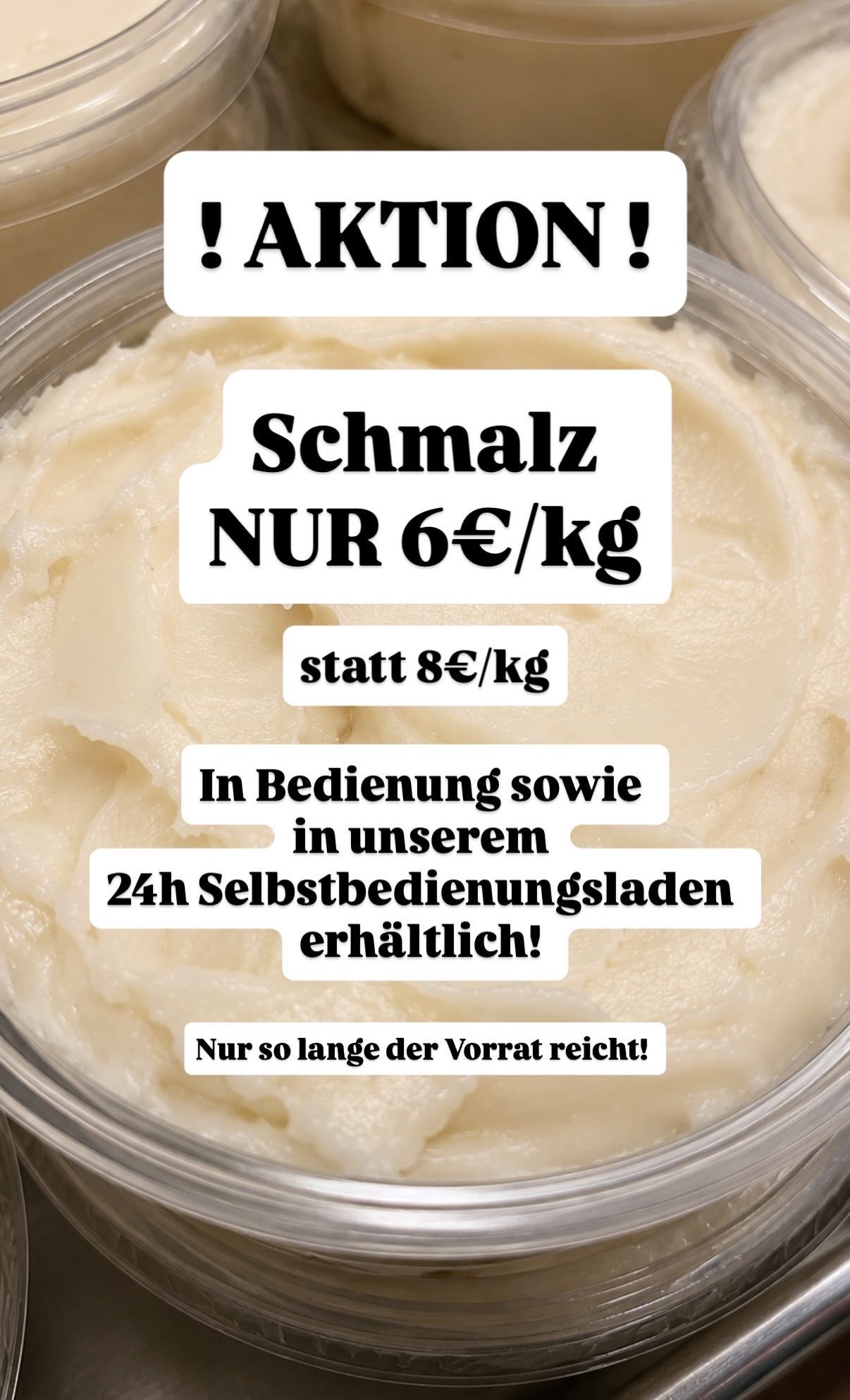 Ein Behälter mit Schmalz, der Text überlagert, dass es jetzt 6 Euro pro Kilogramm kostet, anstatt 8 Euro, erhältlich für Service und in ihrem 24-Stunden-Selbstbedienungsladen, solange der Vorrat reicht.