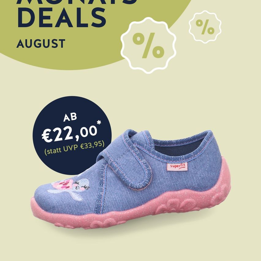 Eine Werbung für August-Monatsangebote mit einem blauen und rosa Schuh mit rosa Sohle und einem Aufkleber, der Superfit liest. Der Schuh kostet 22 Euro statt 33,95 Euro.