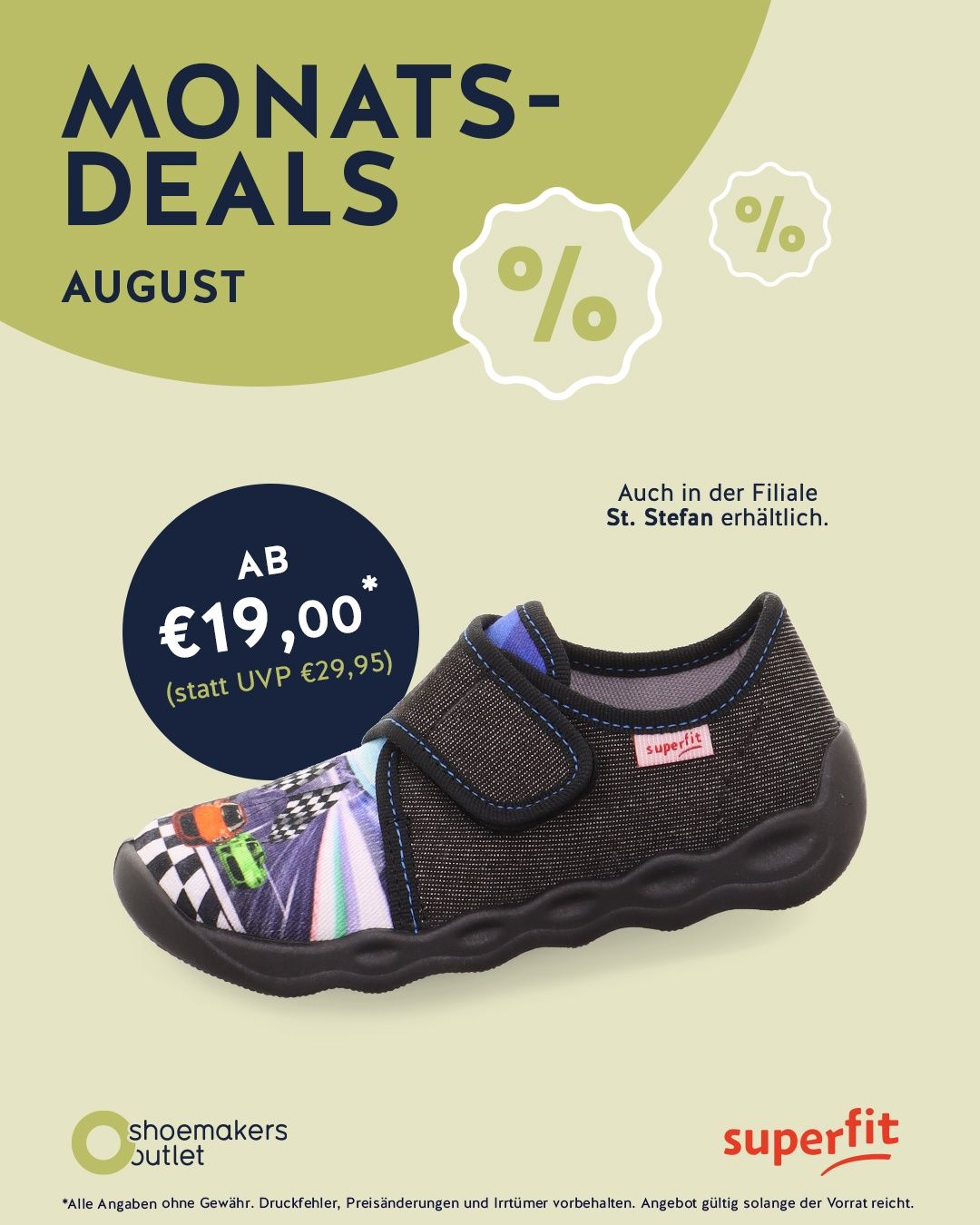 Ein Werbeplakat für August-Angebote mit einem schwarzen Schuh mit Rennwagendesign, zum Preis von 19,00 Euro statt 29,95 Euro. Auch in der Filiale St. Stefan erhältlich.