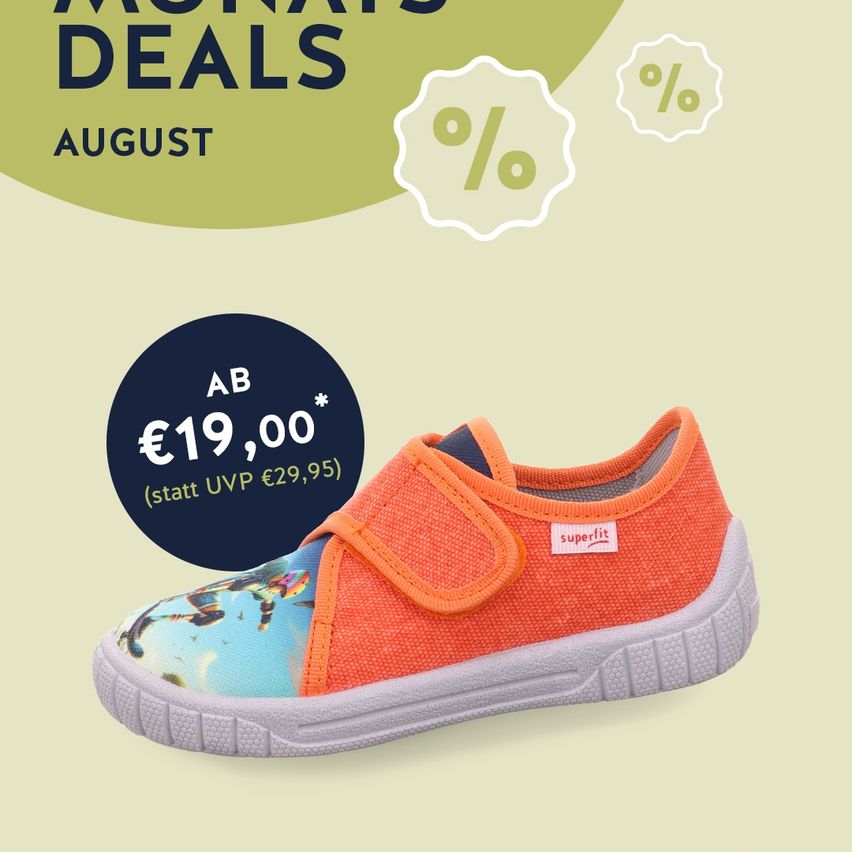 Eine Werbung für die monatlichen Angebote im August mit einem farbenfrohen Schuh mit dem Text 'AB 19,00 €' und einem Prozentzeichen. Der Schuh hat ein lebhaftes Design und einen Riemen. Der Hintergrund ist hellgrün mit einem weißen Rand.