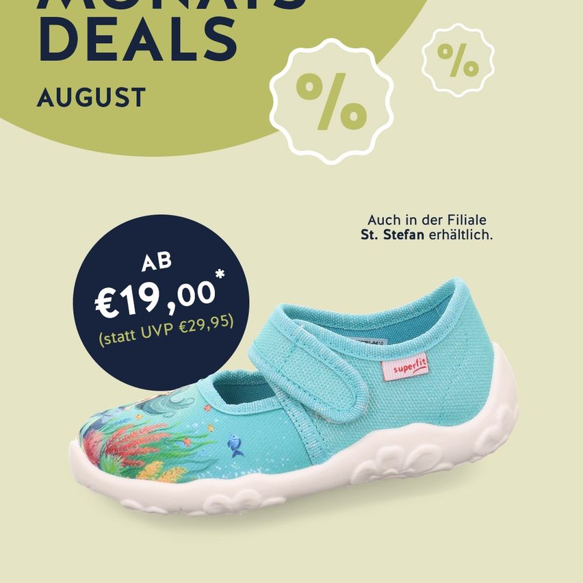 Werbung für August-Monatsangebote mit einem Paar blauer Sandalen mit Korallenriff-Design, zum Preis von 19,00 € statt 29,95 €. Erhältlich in der Filiale St. Stefan.