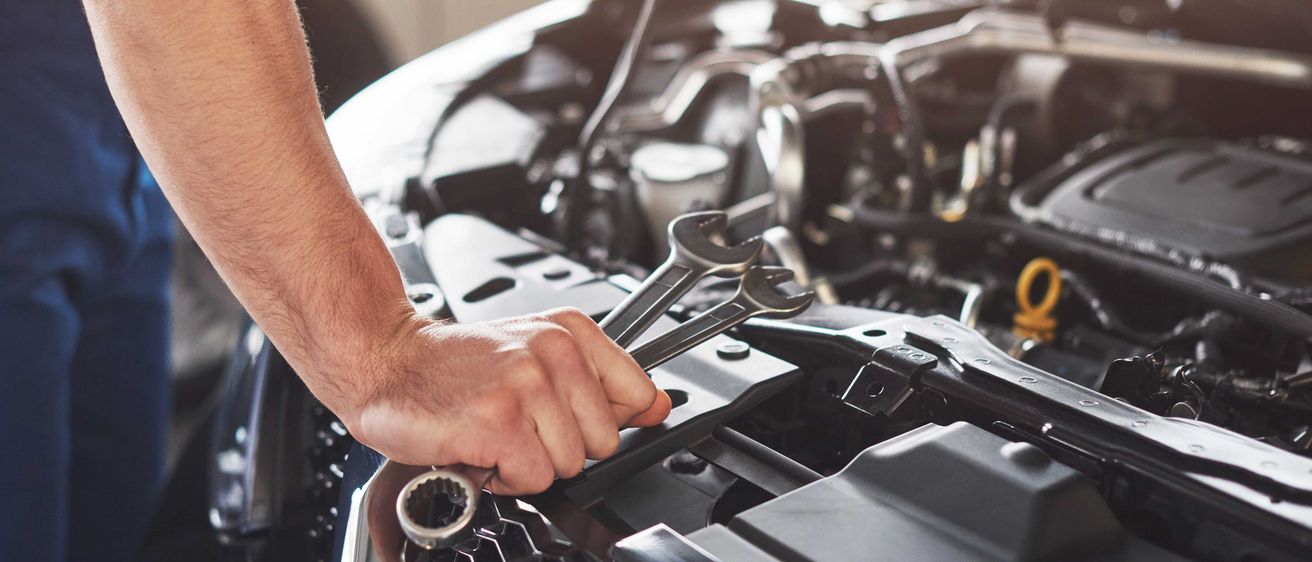 Bild enthält, Adult, Male, Man, Person, Transportation, Vehicle, Car, Gun, Weapon, Car Engine