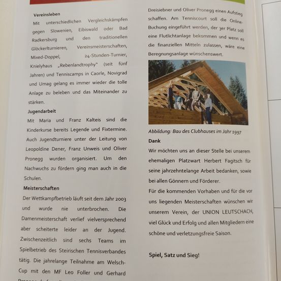 Eine Seite aus einem Buch mit Text und einem Foto von Menschen, die ein Holzgebäude errichten. Der Text handelt von der Geschichte und den Aktivitäten eines Tennisclubs.
