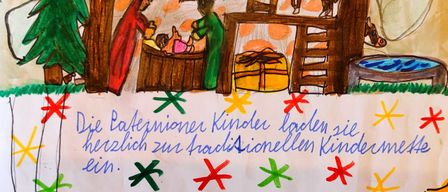 Illustration einer Krippenszene mit Maria und Josef, einem Baby Jesus und einer Kuh. Datum und Uhrzeit sind in Blau geschrieben. Ein Weihnachtsbaum und Sterne schmücken die Szene.