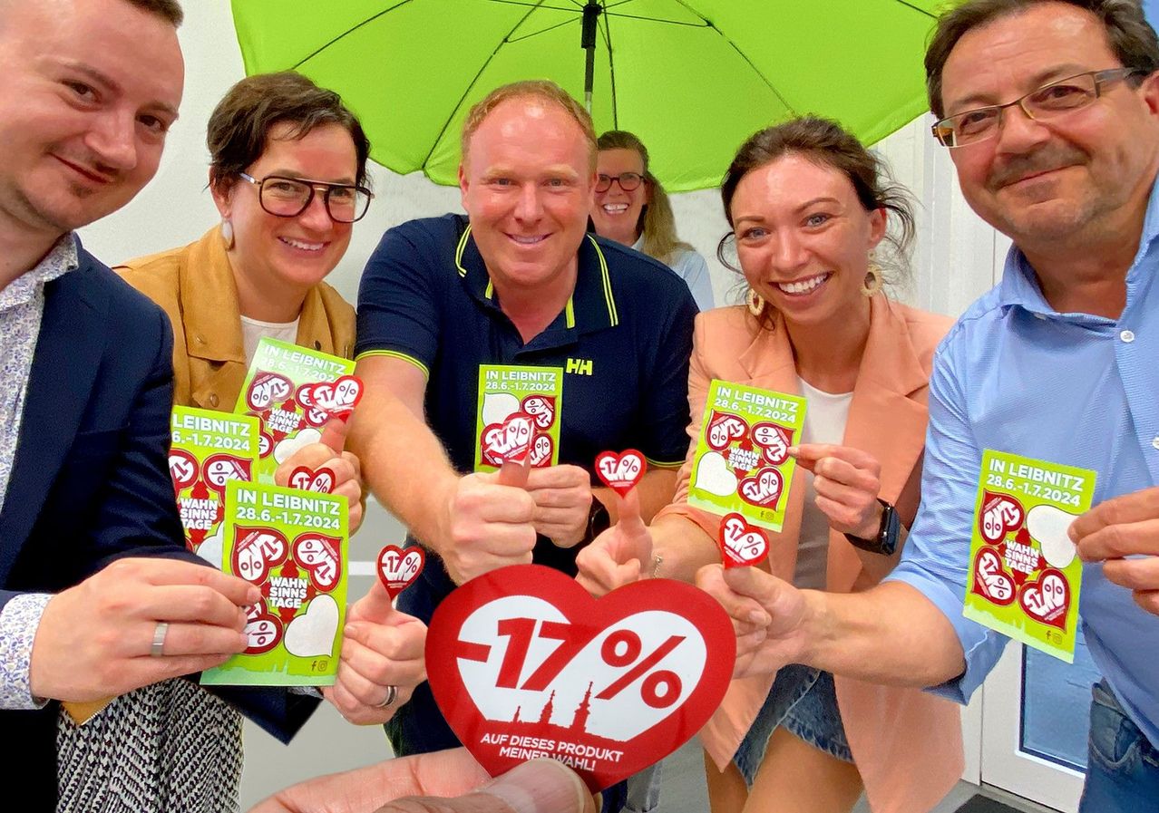 Bild enthält, Photography, Person, Portrait, Advertisement, Poster, Glasses, Adult, Female, Woman, Finger