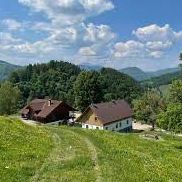 Bild enthält, Outdoors, Nature, Building, Countryside, Field, Pasture, Rural, Scenery, Grassland, Landscape