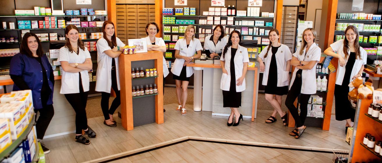 Bild enthält, Shop, Adult, Female, Person, Woman, Girl, Teen, Building, Shoe, Face