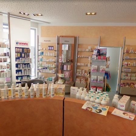 Ein Blick in den Innenraum eines Geschäfts, das verschiedene Produkte wie Kosmetik und Gesundheitsprodukte präsentiert, die übersichtlich auf Regalen angeordnet und gut beschriftet sind.